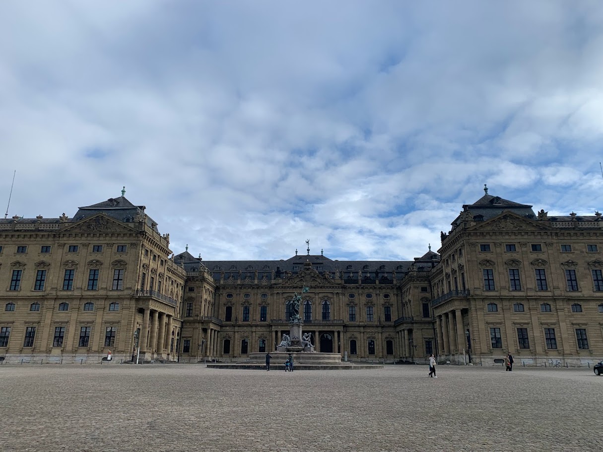 You are currently viewing Die Würzburg Residenz: Historische Pracht, Innere Ruhe und Inspiration für Lebensveränderungen