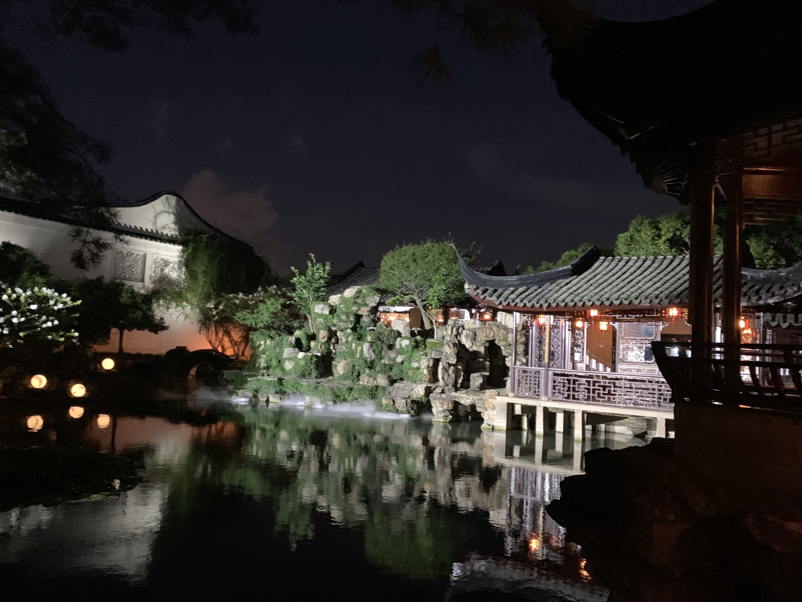 Read more about the article 《898年的园林，寻找园林真正的声音》—— 夜游苏州 · 网师园