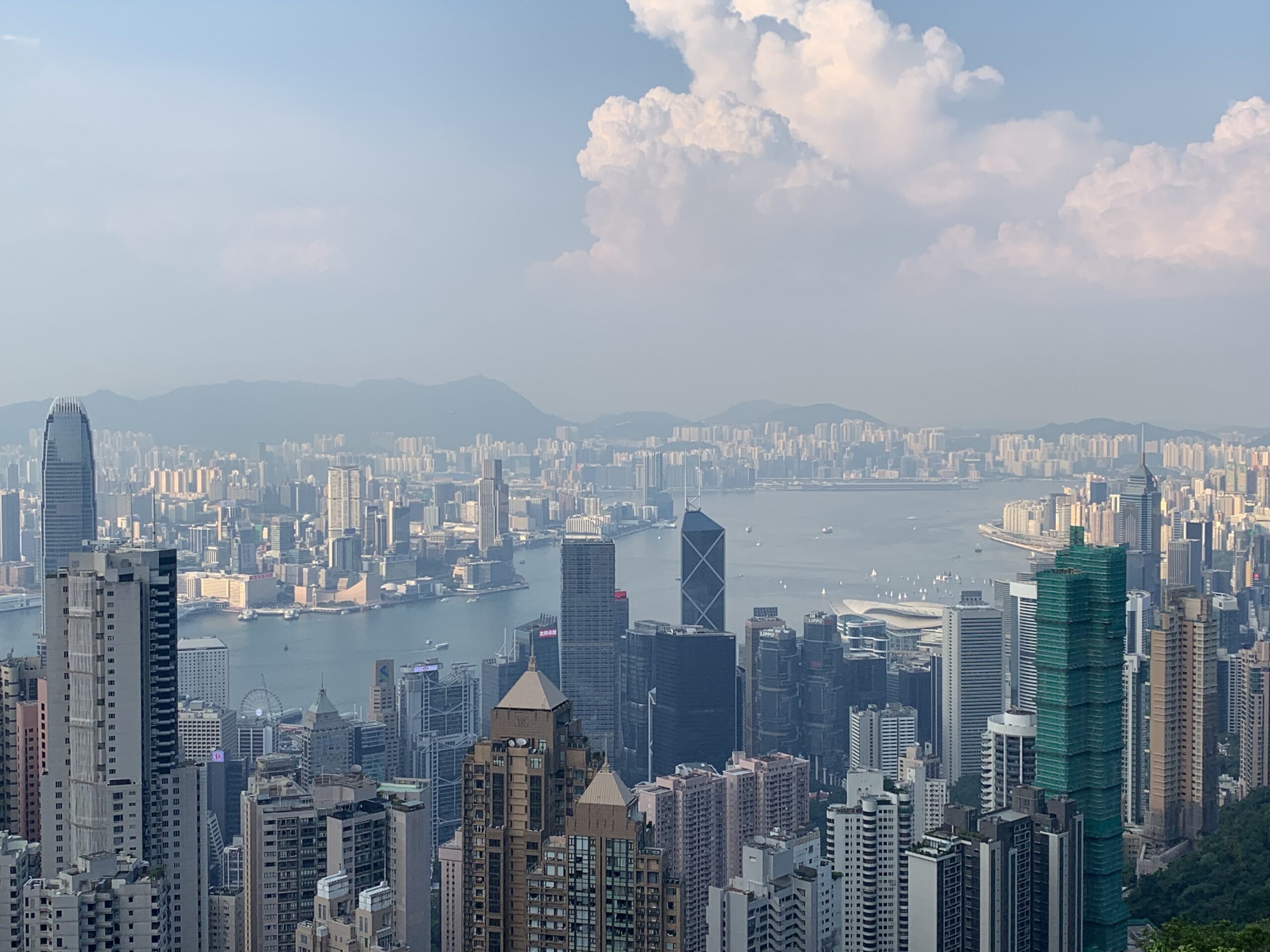 Read more about the article 《叮铃响起时，我终于能用自己的节奏呼吸》——香港的回声诗