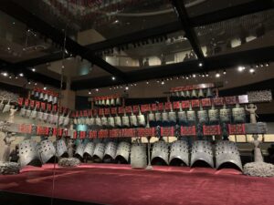 Read more about the article 《听见千年前的和弦 2/3｜编钟为魂：曾侯乙的声音文明  · 武汉湖北省博》