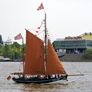 汉堡历史渔船 CATARINA(ALT 287)航行于易北河,是德国北部最后一艘仍可航行并保持原貌的木造易北河传统渔船。