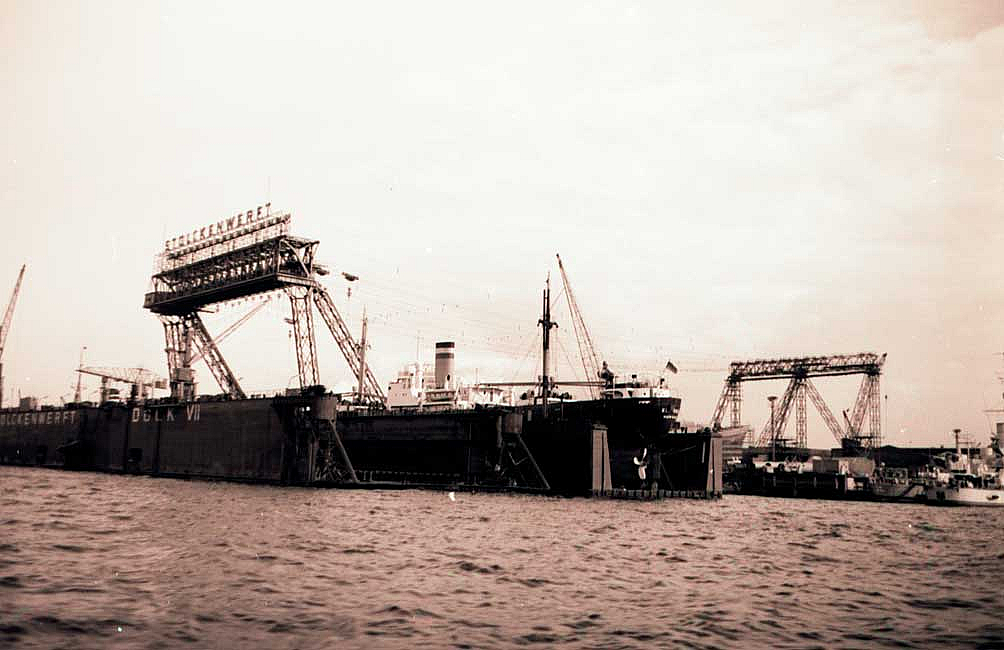 You are currently viewing 《Stülcken-Werft｜消失在音乐剧舞台下的汉堡船厂》｜Stülcken-Werft: The Hamburg Shipyard Beneath the Musical Stages