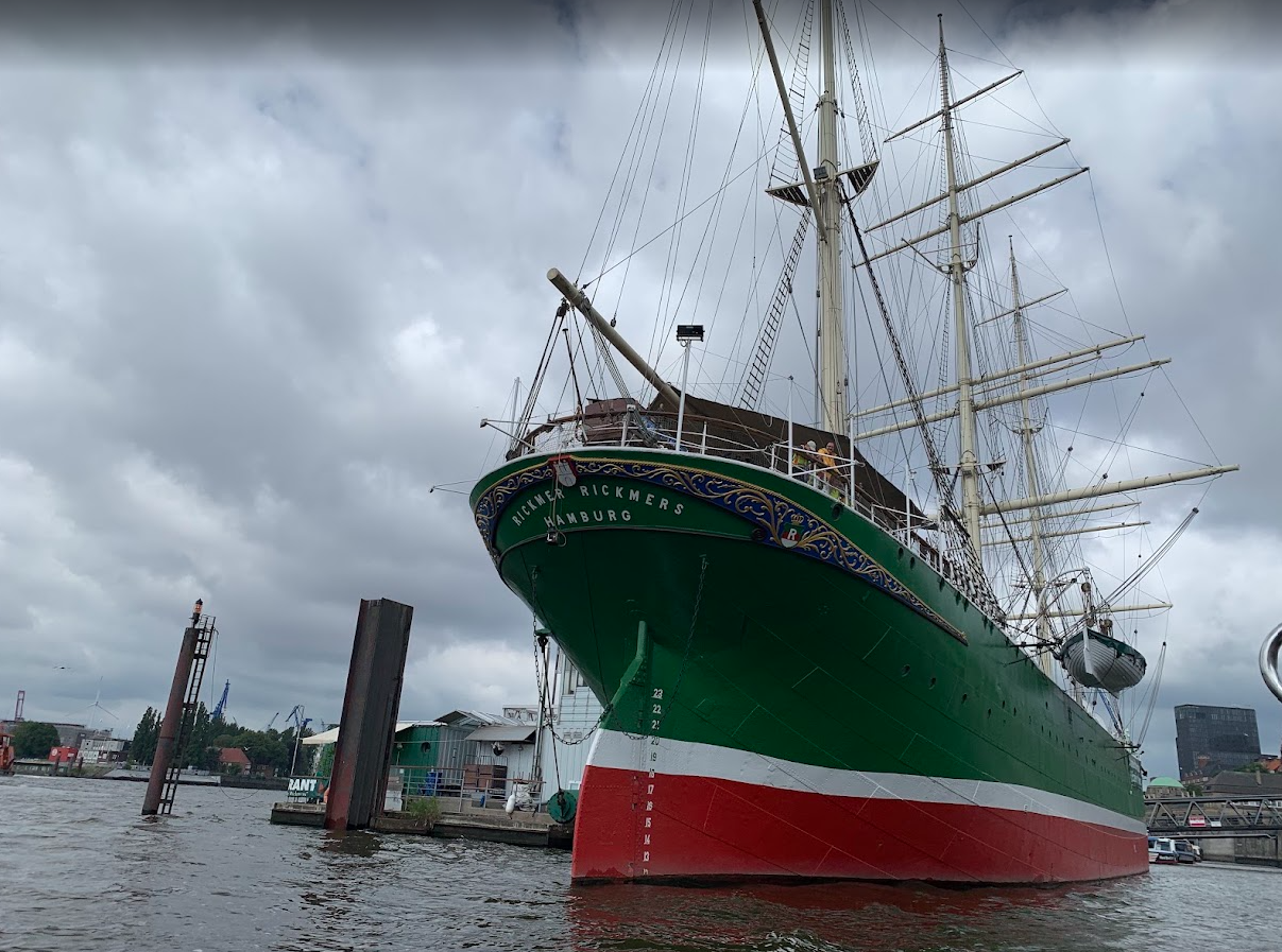 You are currently viewing 《RICKMER RICKMERS：为什么一艘帆船成为汉堡港的象征？》｜RICKMER RICKMERS: Why Has a Sailing Ship Become the Symbol of the Port of Hamburg?