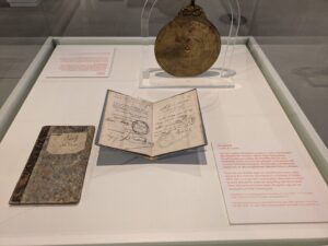 图二|德勒斯登交通博物馆 德勒斯登交通博物馆展出的 Wanderbuch, 属于马具工匠 Adam Balz, 记录了1827年至1836年的行旅, 工作、学习与移动留在同一本册子里。 摄于德勒斯登交通博物馆。