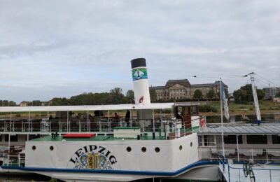 《当十九世纪仍在航行：乘蒸汽船穿过德勒斯登》｜When the Nineteenth Century Still Sails: Aboard a Historic Paddle Steamer in Dresden