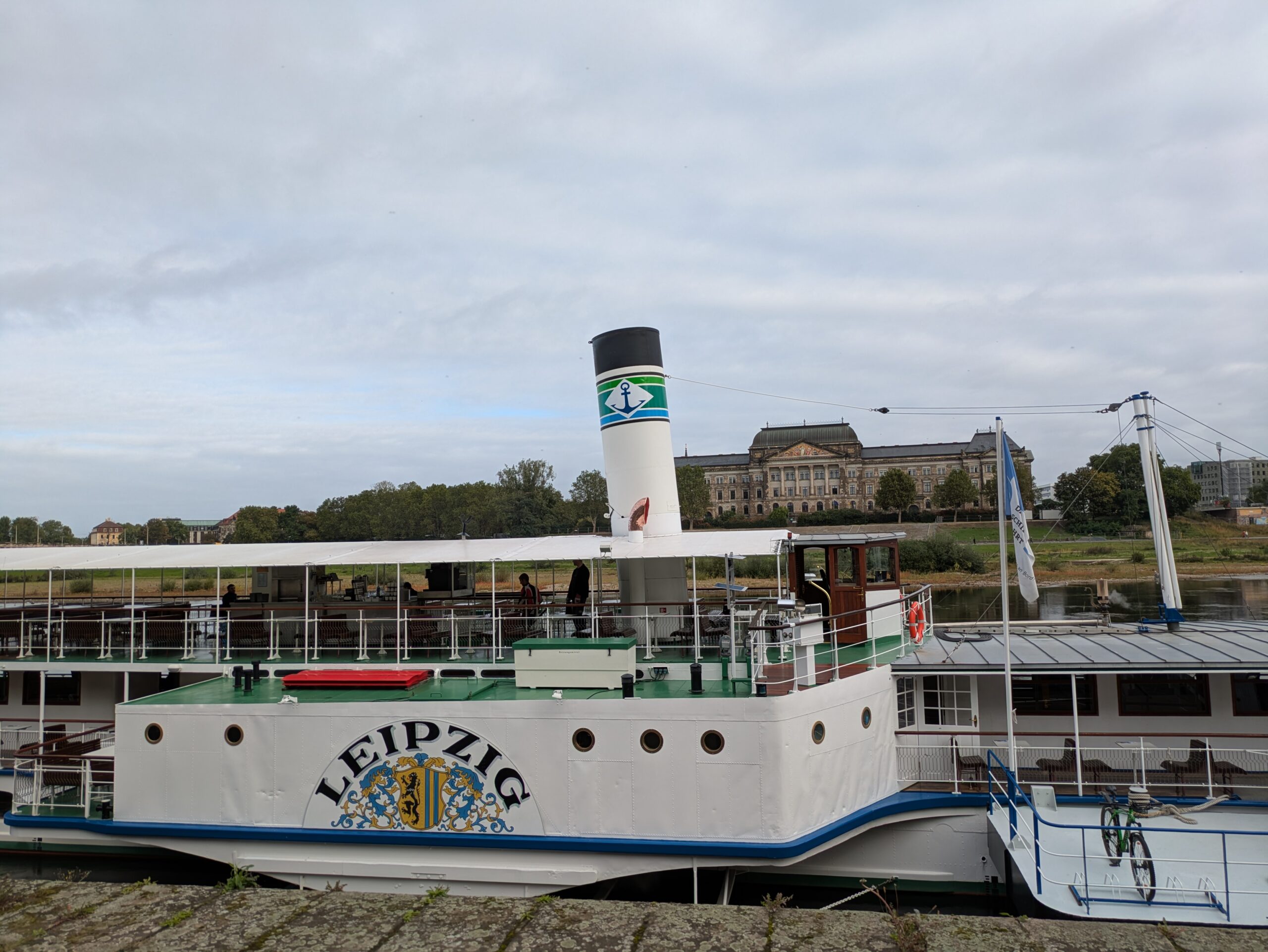 You are currently viewing 《当十九世纪仍在航行：乘蒸汽船穿过德勒斯登》｜When the Nineteenth Century Still Sails: Aboard a Historic Paddle Steamer in Dresden